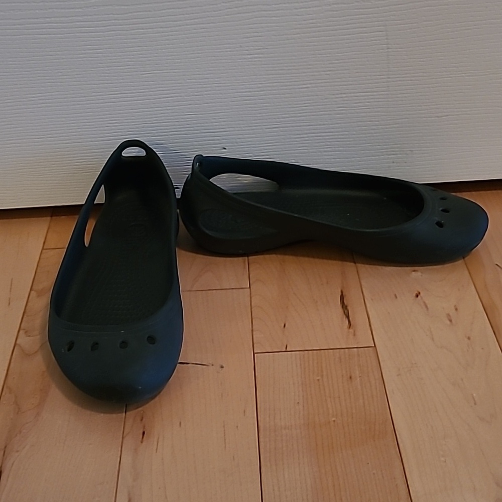Women's size 7 black Crocs shoes